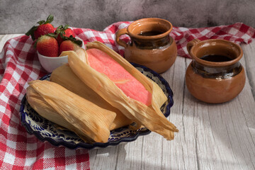 Mesa servida con tamales de dulce. Comida típica mexicana. Día de la Candelaria