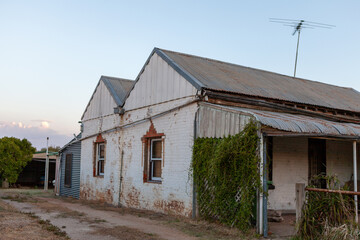 Fototapeta na wymiar Abandoned/Rundown house in rural Australia