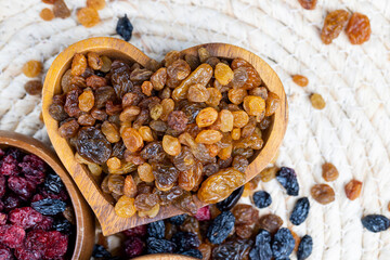 yellow dry raisins for cooking desserts