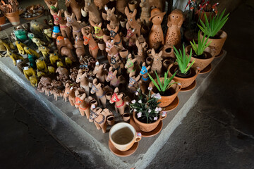 Ceramic works for sale in Maragogipinho in the city of Aratuipe, Bahia.