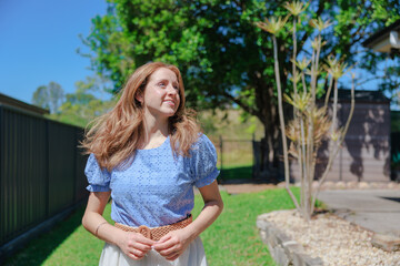 公園内の散歩を楽しむブロンドヘアの女性