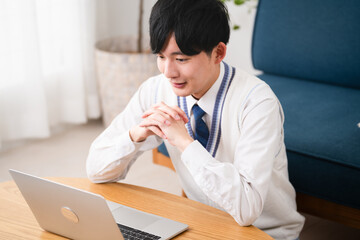 学生服を着ている若い男性　学生イメージ
