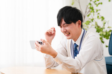 学生服を着ている若い男性　学生イメージ