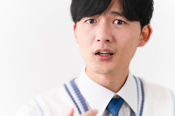 学生服を着ている若い男性　学生イメージ