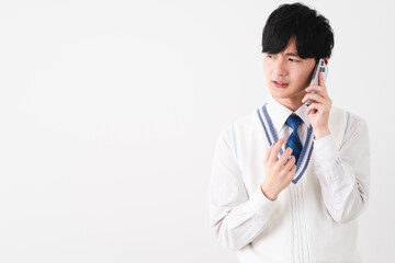 学生服を着ている若い男性　学生イメージ