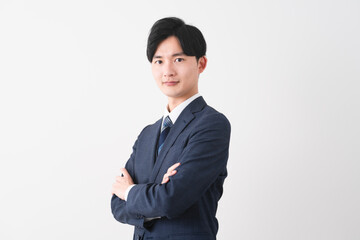ビジネススーツを着ている若い男性　ビジネスイメージ