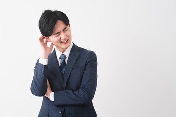 ビジネススーツを着ている若い男性　ビジネスイメージ