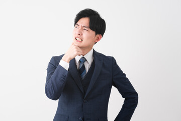 ビジネススーツを着ている若い男性　ビジネスイメージ