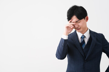 ビジネススーツを着ている若い男性　ビジネスイメージ
