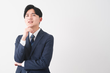 ビジネススーツを着ている若い男性　ビジネスイメージ