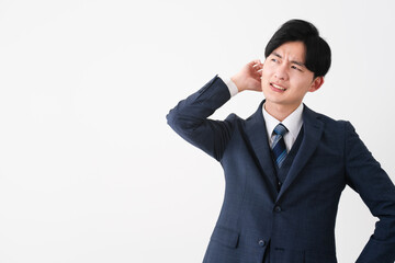 ビジネススーツを着ている若い男性　ビジネスイメージ