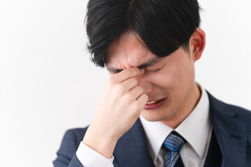 ビジネススーツを着ている若い男性　ビジネスイメージ