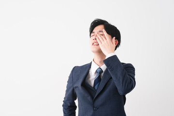 ビジネススーツを着ている若い男性　ビジネスイメージ