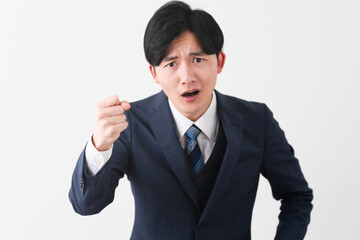 ビジネススーツを着ている若い男性　ビジネスイメージ