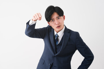 ビジネススーツを着ている若い男性　ビジネスイメージ
