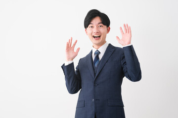 ビジネススーツを着ている若い男性　ビジネスイメージ