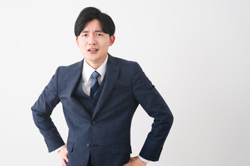 ビジネススーツを着ている若い男性　ビジネスイメージ