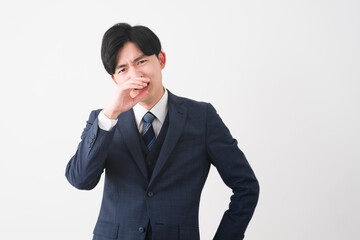 ビジネススーツを着ている若い男性　ビジネスイメージ