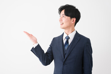ビジネススーツを着ている若い男性　ビジネスイメージ