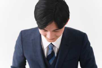 ビジネススーツを着ている若い男性　ビジネスイメージ