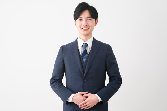 ビジネススーツを着ている若い男性　ビジネスイメージ