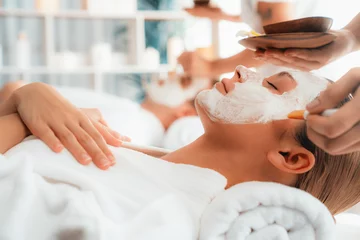 Photo sur Aluminium Spa Serene ambiance of spa salon, couple indulges in rejuvenating with luxurious face cream massage with modern daylight. Facial skin treatment and beauty care concept. Quiescent