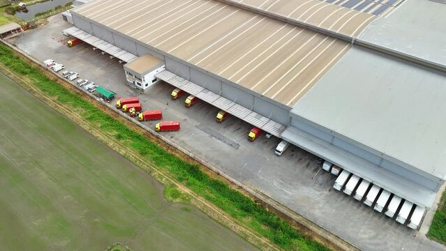 A distribution center is a strategically located facility designed for inventory management, order fulfillment, and timely distribution of goods.
