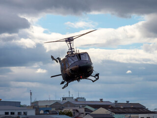 八尾駐屯地に着陸する陸自のUH-1J多用途ヘリコプター