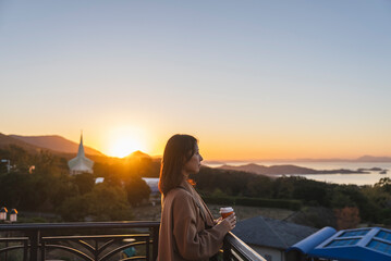 Fototapeta premium 夕焼け空と女性
