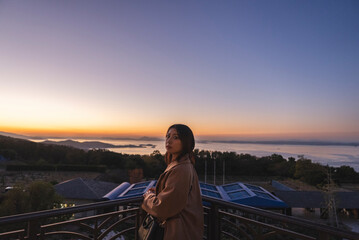 Fototapeta premium 夕焼け空と女性
