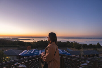 夕焼け空と女性