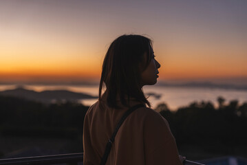 夕焼け空と女性