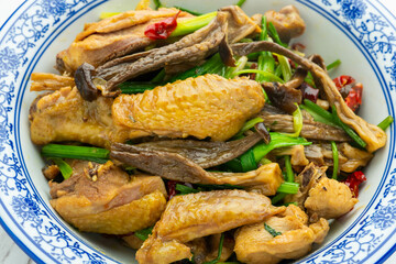 A bowl of spicy fried chicken with velvet antler and mushrooms