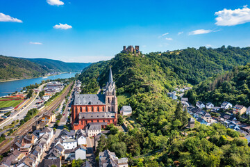 Obraz premium View over the town of Oberwesel, Upper middle Rhine Valley, Germany. Oberwesel town and Church of Our Lady, Middle Rhine, Germany, Rhineland-Palatinate. Oberwesel town at riverside of Rhein river.
