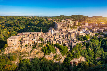 Medieval Pitigliano town over tuff rocks in province of Grosseto, Tuscany, Italy. Pitigliano is a small medieval town in southern Tuscany, Italy. - obrazy, fototapety, plakaty