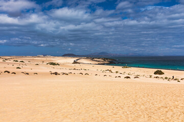 Naklejka premium Sand dunes, Las Dunas de Corralejo, Corralejo Natural Park, dramatic cloud formation, Fuerteventura, Canary Islands, Spain. Sand dunes landscape, Corralejo, Fuerteventura, Canary Islands, Spain.