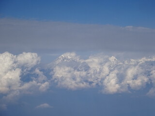 Fototapeta na wymiar カトマンズへ向かう飛行機からヒマラヤ山脈を望む