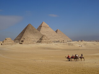 ギザの三大ピラミッドと王妃たちのピラミッド　ギザ・エジプト　Three Pyramids, Giza, Egypt　