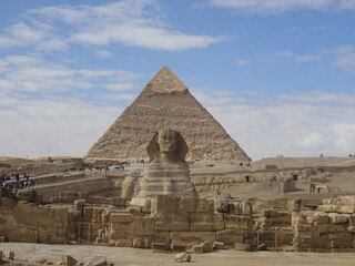 Fototapeta na wymiar ギザの大スフィンクスとカフラー王のピラミッド　カイロ・エジプト　تمثال أبو الهول بالجيزة　Sphinx, Giza Plateau, Egypt