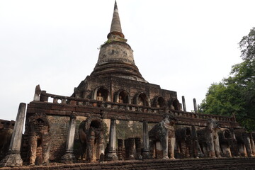 Fototapeta na wymiar 世界遺産のシーサッチャナーライ歴史公園　スコータイ・タイ　Si Satchanalai Historical Park, Sukhothai Thailand　อุทยานประวัติศาสตร์ศรีสัชนาลัย
