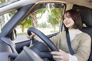運転する若い女性