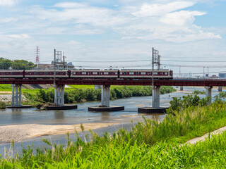 大和川を渡る近鉄南大阪線の電車