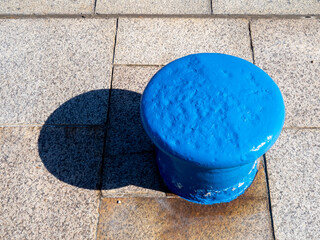 港の岸壁に立つ係船柱。
