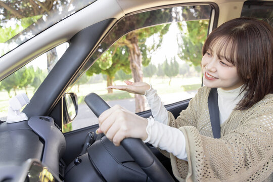 運転中、道を譲る若い女性