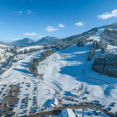 Ausblick auf die verschneiten Hänge im Skigebiet Jungholz in Tirol
