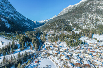 Vorderhornbach im Tiroler Lechtal, Blick ins winterlich verschneite Hornbachtal zum Hochvogel