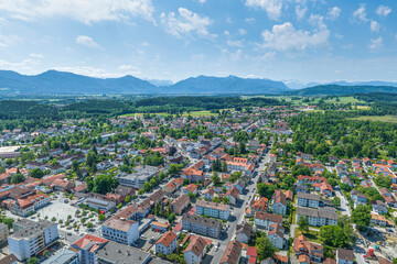 Fototapeta na wymiar Panoramablick über Penzberg ins oberbayerische Alpenvorland 