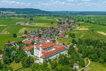 Ausblick auf Schlehdorf am Kochelsee und das Kloster im Loisachtal