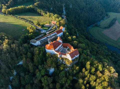 Luftbild von der Burg Wildenstein bei Leibertingen von der Morgensonne angestrahlt