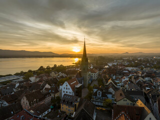 Luftbild vom historischen Stadtkern der Stadt Radolfzell am Bodensee kurz vor Sonnenuntergang. In...